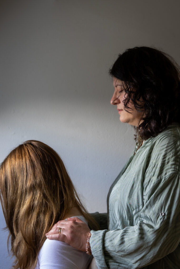 Stefania Bosco helpt een cliënt met gronden.
